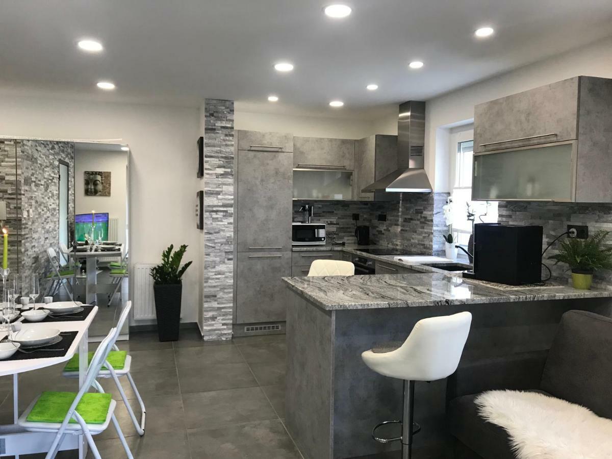 Swiss Apartment Mosonmagyaróvár Екстериор снимка