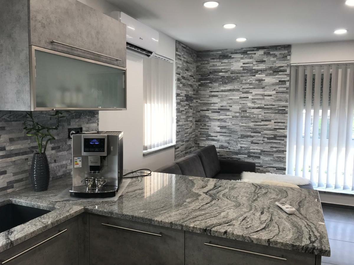 Swiss Apartment Mosonmagyaróvár Екстериор снимка